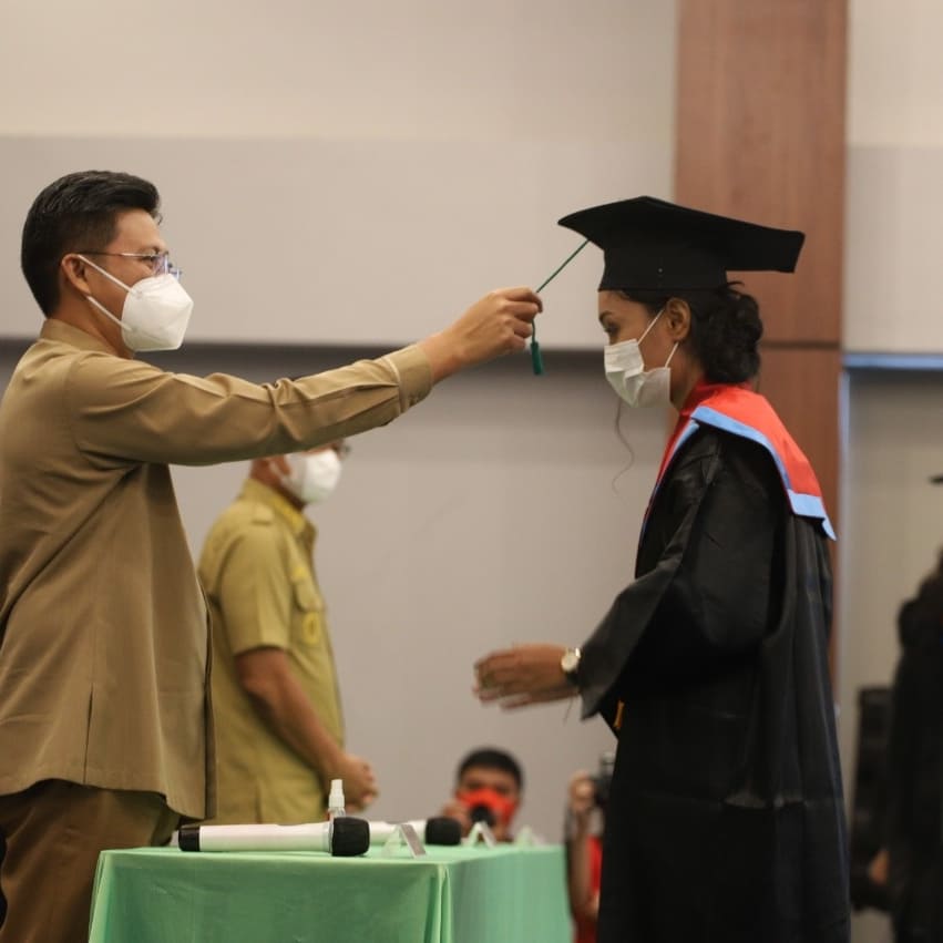 audypangemanan's tweet photo. Saya sangat yakin dan percaya, adik-adik semua akan mampu menerapkan ilmu 'logistik' di bidang Kepelabuhanan, Transportasi dan Pergudangan dengan baik. Dan, buat Kota Kecil ini bangga ! Sekali lagi selamat, untuk lulusan 2021. Salam Pancasila 🤚🤚🤚🤚🤚
. https://t.co/Hefc3ldd2g