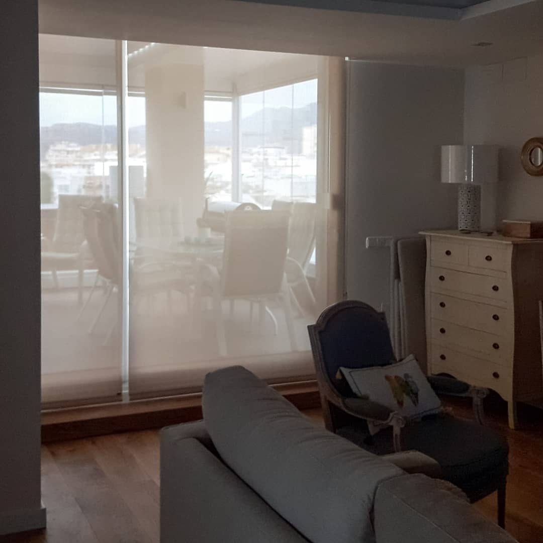 Estores enrollables de screen. 
Protección solar y decoración.
Trabajos @luzycolormalaga.
Estores enrollables de screen #luxaflex
Protección solar y decoración.
#luzycolor #malaga #andalucia #costadelsol #cortinas #estores #estoresenrollables #screen #