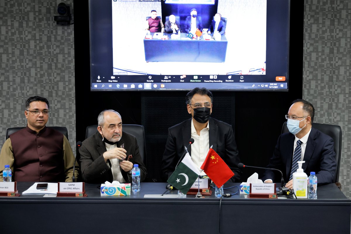 AmbNong's tweet photo. Appreciate @Asad_Umar, Mr. Mansoor @CPECAuthority, @MAzfarAhsan to have direct dialogue with representatives of over 70 Chinese companies, and to initiate Facilitation Center and One Window service. Let’s make join efforts to create a better invest climate. https://t.co/uvmotcOyI9