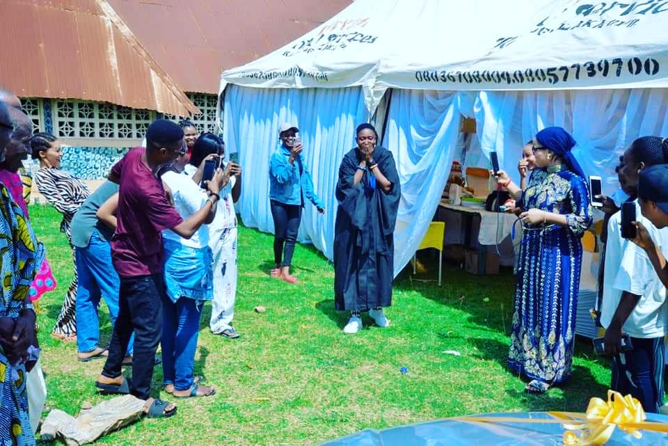 insideoyo's tweet photo. Alaafin's Daughter Who Bagged First Class, Zainab Adeyemi, Gets Car Gift From Monarch 

#InsideOyo #AlaafinOfOyo #OyoTown #OyoState #Royalblessing https://t.co/KlFP5UTjOH
