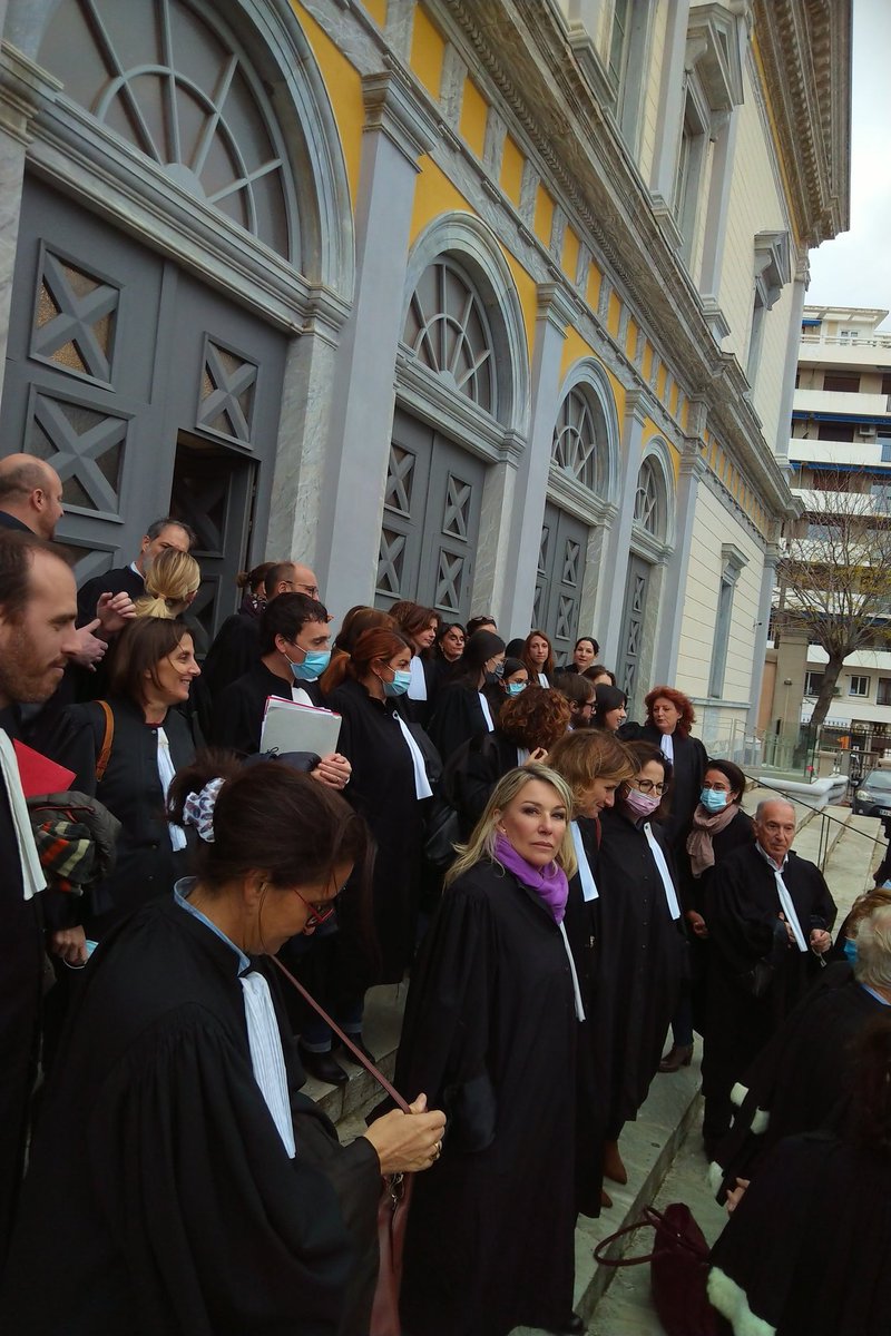 Le Barreau de Bastia manifeste sur les marches du Palais pour le respect du secret professionnel de l'avocat.