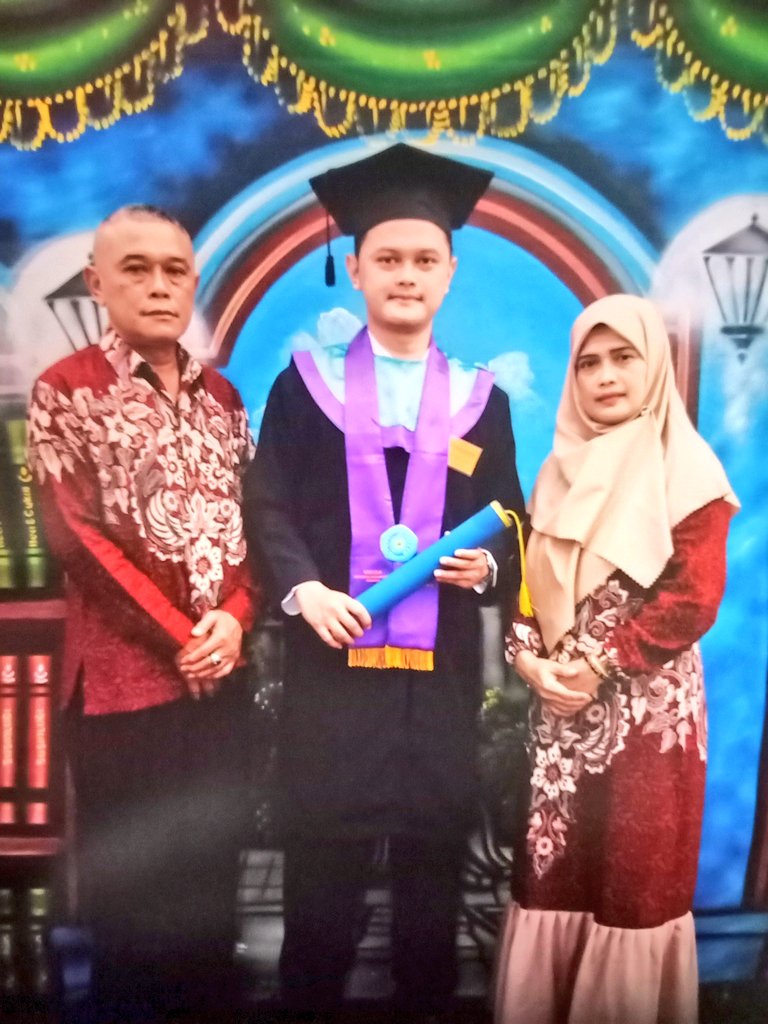 EAPP_48's tweet photo. Gelar bukan segalanya, tapi usaha ortu menghantarkan kita sampe berada di titik saat ini itulah segalanya yang tak bisa tergantikan. Makasih mi pi 💕 loveyou https://t.co/JPLRrBv7c6