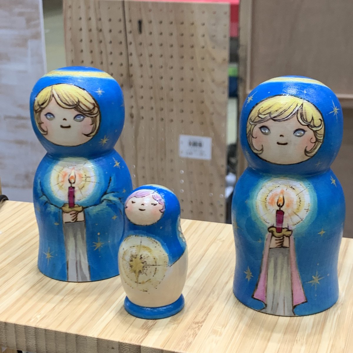Tsukue__no_Ue's tweet photo. 先週日曜日、デザフェス54に出展してきました。
お買い上げ頂いた方、興味を持ってじっくり見て下さった方、お声を掛けて下さった方。皆さんから創作への活力を沢山いただきました。ありがとうございました。
#デザフェス54 #マトリョーシカ #matryoshkadoll #こけし https://t.co/QD5iiXlpem