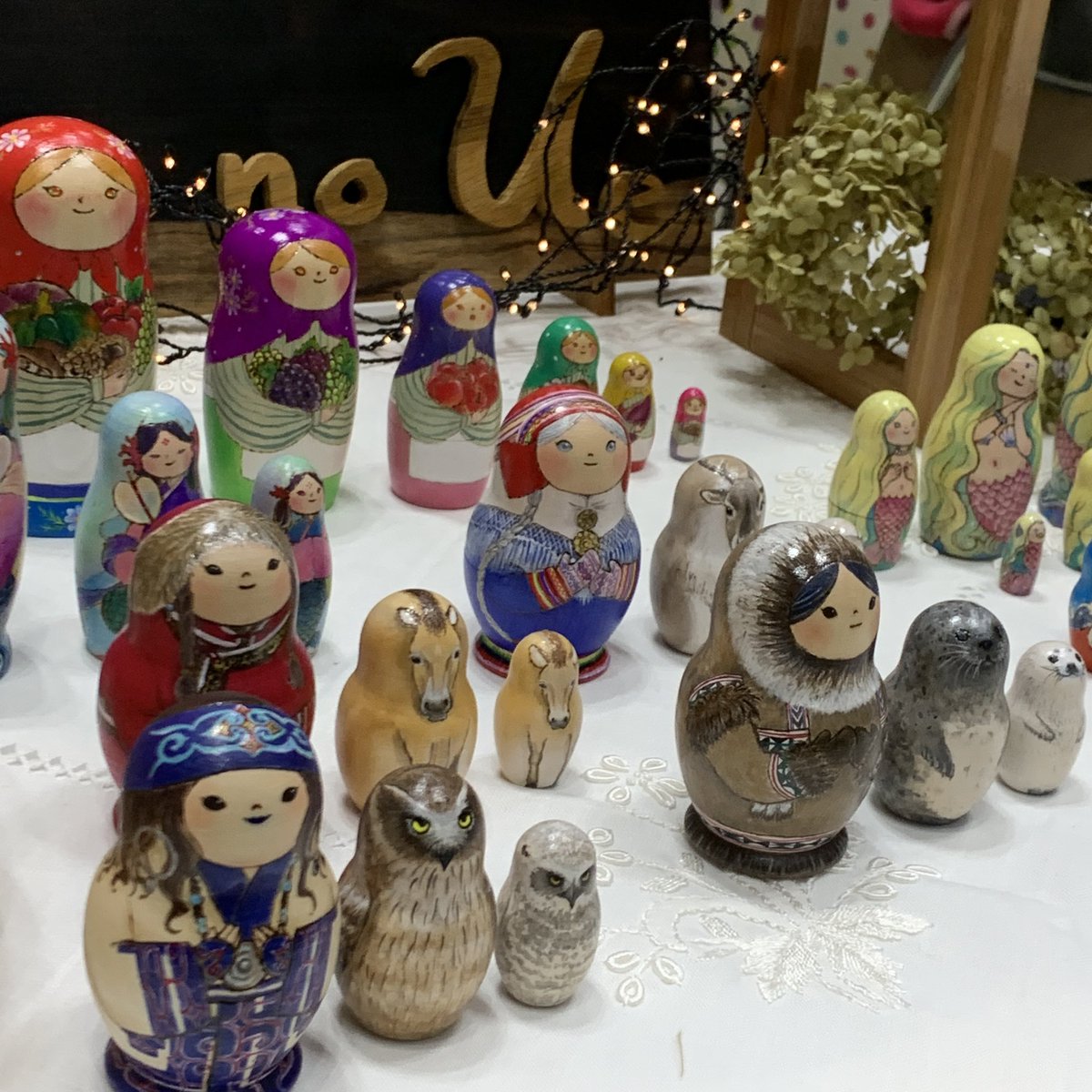 Tsukue__no_Ue's tweet photo. 先週日曜日、デザフェス54に出展してきました。
お買い上げ頂いた方、興味を持ってじっくり見て下さった方、お声を掛けて下さった方。皆さんから創作への活力を沢山いただきました。ありがとうございました。
#デザフェス54 #マトリョーシカ #matryoshkadoll #こけし https://t.co/QD5iiXlpem