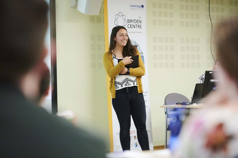 1/2 👏💜Congratulations to Emma Whettall  - the first @BrydenCentre_EU #PhD student to complete her thesis! Emma's research looked at the physical suitability of sites for community-scale #tidalpower generation.
#UHIResearch #ThinkUHI @EWhettall @ThinkUHI
