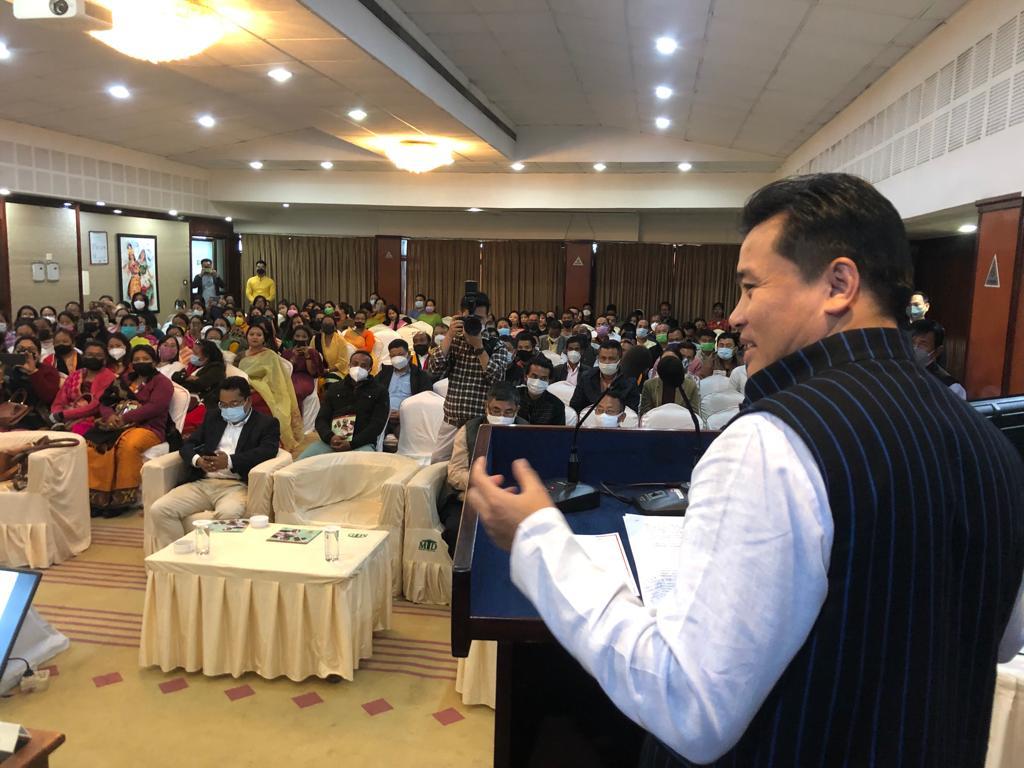 BiswajitThongam's tweet photo. Inaugurated the Strategic Design Intervention Workshop, aimed to develop daily utility &amp; lifestyle products benefitting local artisans &amp; craftsmen.

#MEETAC has been vocal in promoting inclusive growth by developing &amp; empowering the traditional crafts &amp; arts sector of #Manipur. https://t.co/VzZjAZHdac