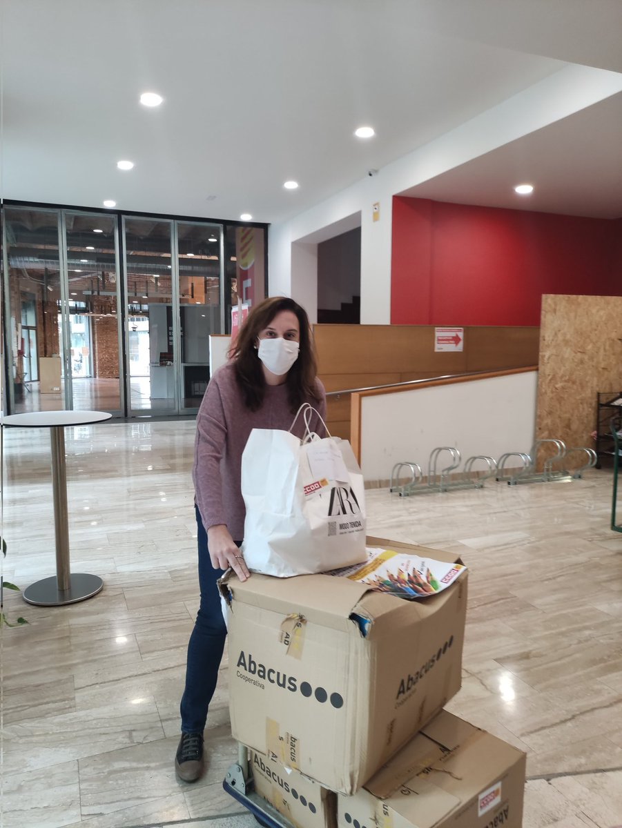 XASolidaria's tweet photo. Xarxa Acció Solidària de CCOO. Ahir hem entregat a l'escola Rec Comtal de Ciutat Vella material escolar recollit durant la 9a campanya. https://t.co/P7Eo8bU2Z8