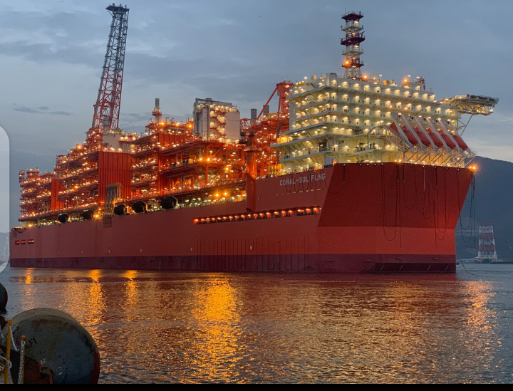 Mireme_'s tweet photo. CORAL SUL - FLNG sulcando mares! Em Janeiro  de 2022 chega à Bacia do Rovuma. Começa a produção no mesmo ano. https://t.co/3owdlm8cc2