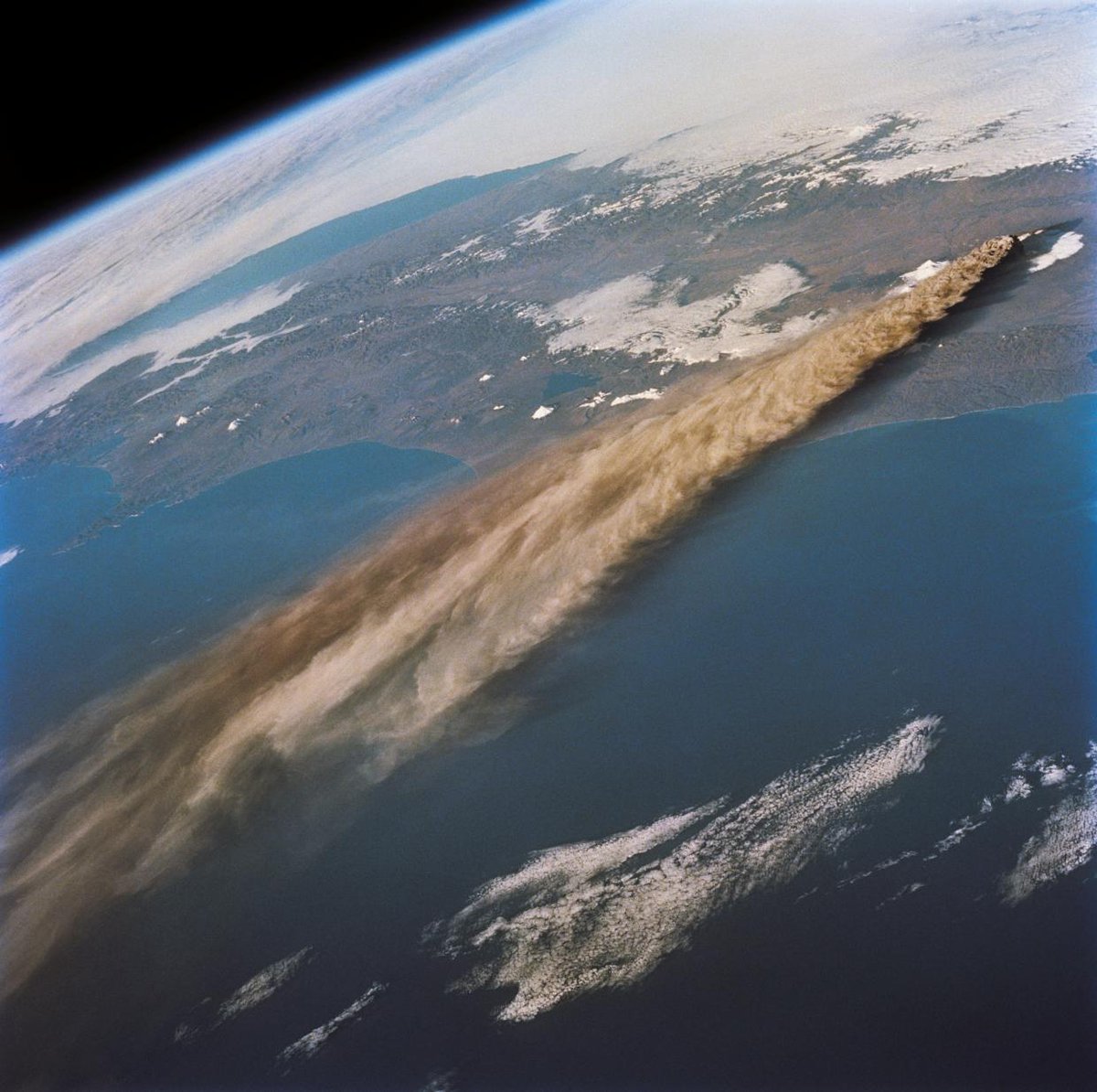 ineed__spacee's tweet image. Volcanic eruption seen from #space 🌋