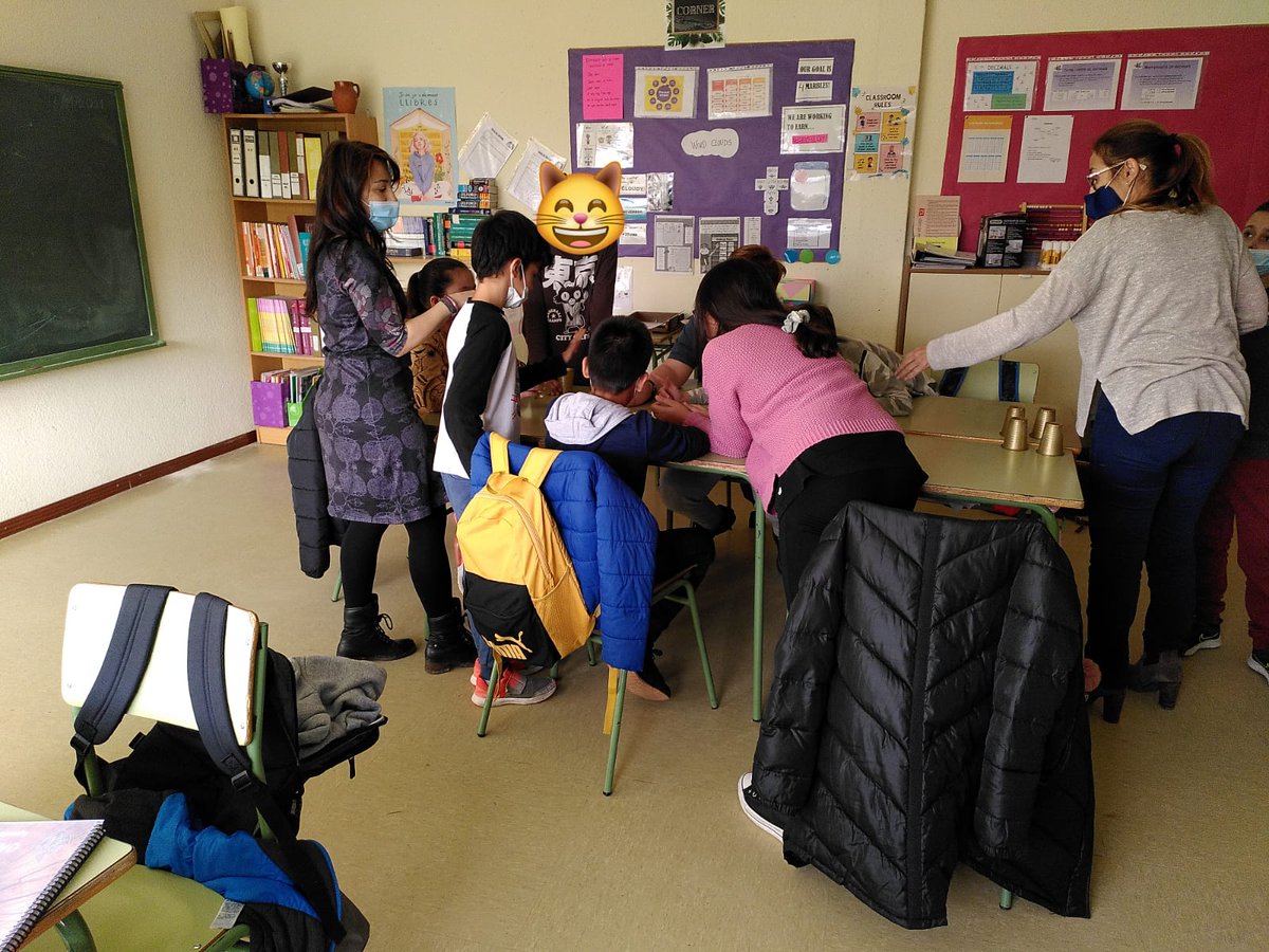MemoriaVivaBCN's tweet photo. La setmana passada vam seguir treballant amb l'escola @CanClos en el projecte #ArxiuBiodinàmicMontjuïc, aprenent a reconèixer més plantes mentre ens preparàvem una infusió amb les recollides a la sessió anterior. Aquesta setmana farem la nostra primera sortida a la muntanya! https://t.co/9o7sPfZYlq