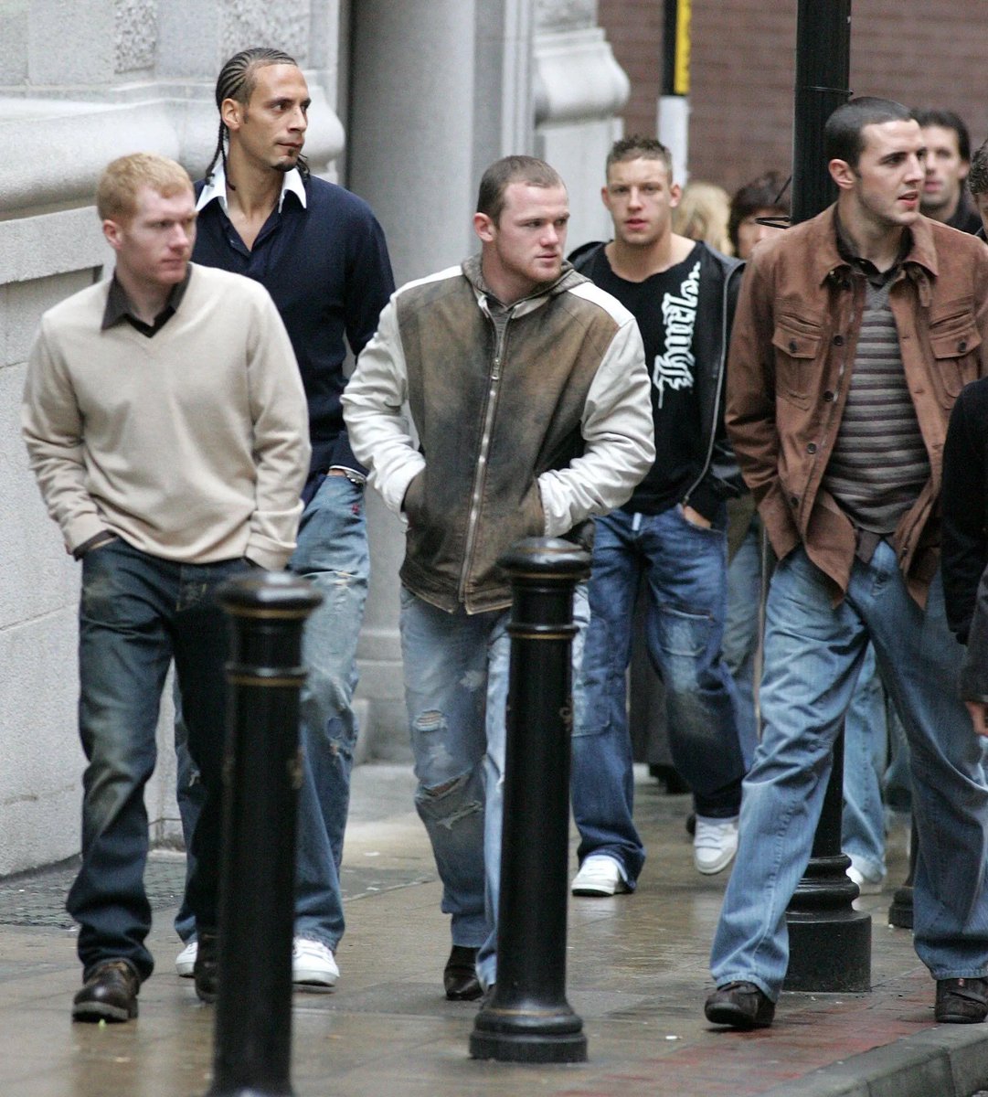 ManuHeredia21's tweet photo. Rio Ferdinand ha felicitado el 47 cumpleaños de Paul Scholes con esta foto. Si no los conoces y ves su foto bajo el titular "Arrestada banda de matones peligrosos de Mánchester", te lo crees.. https://t.co/DwBVM3Gne8