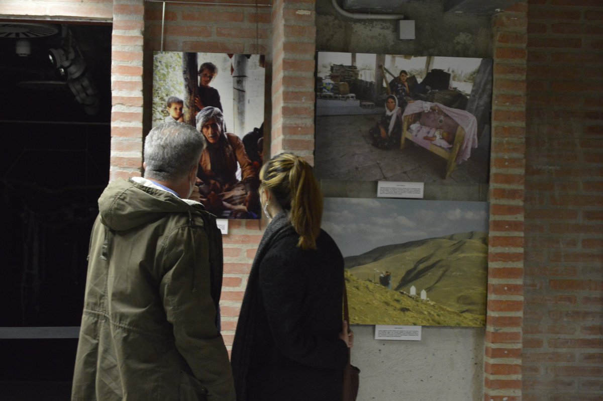 CEARMadrid's tweet photo. Nuestro compañero Erik, técnico de Educación para la Ciudadanía, participó en la inauguración de la exposición fotográfica en @MuseoATP sobre el Éxodo Kurdo. Hablamos sobre los movimientos migratorios y cómo se ven afectados por los conflictos bélicos. https://t.co/Eaompuzaa4
