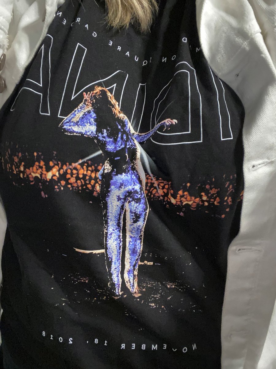 “Wear jeans and a t-shirt that tells something about you” - anything for a jeans day when you’re a teacher 😂. Finally an opportunity to wear an Idina t-shirt❤️ One of my top 5 Idina concerts for sure!