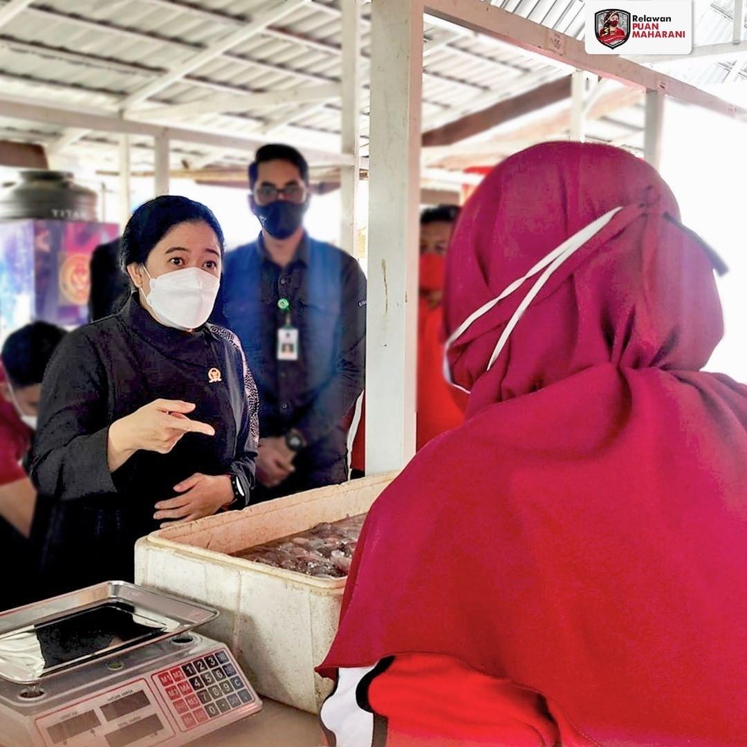 RPMJatim's tweet photo. Kepada Puan, para nelayan mengeluhkan langkanya bahan bakar minyak (BBM) murah untuk melaut. Salah satu nelayan, Rahmat Sukardi pun menyampaikan perihal larangan membeli pertalite oleh SPBU Pertamina. Padahal, nelayan masih membutuhkan BBM murah. #PuanMaharani #KetuaDPR #Nelayan https://t.co/plf9XHL2gi