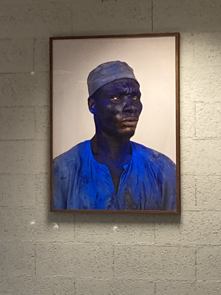 LyceesSembat's tweet photo. Un #asafo, un des hommes bleus photographié et immortalisé par Charles #Freger exposé @LyceesSembat @daac_normandie @FracNR @dsden76 @ac_normandie @CFAANormandie https://t.co/3IPoYcvOsj
