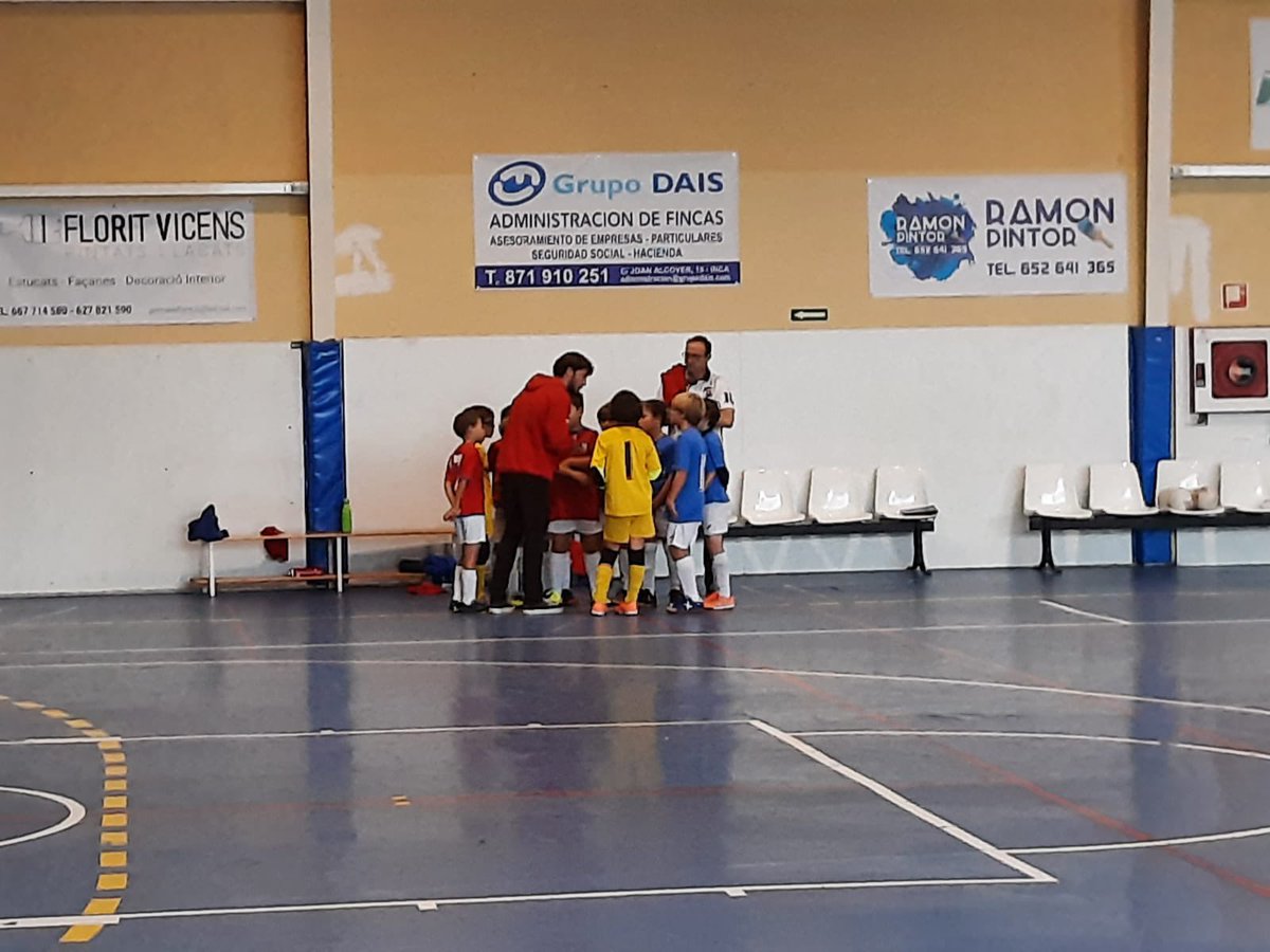 EntreMontesion's tweet photo. 🔵📸 |MOMENTOS DE LA PASADA JORNADA|
Os traemos una serie de momentos, vividos la anterior jornada.
#SentimientoDeClub🔵
#MontesiónEsUnSentimiento💙
#EMFutsal⚽️ https://t.co/wssDt4o7YE