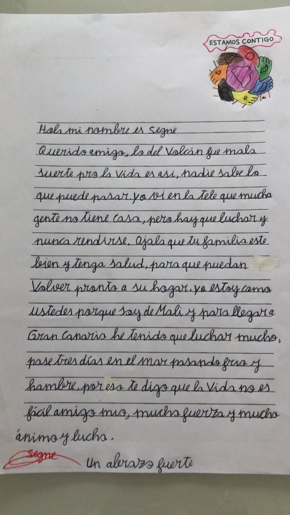 Su nombre es Segne, nació en Mali y vive en Canarias. Tiene 12 años. Llegó del mar en patera hace 3 años pasando hambre y frío. Estos días ha escrito una carta para niños/as de La Palma. Su familia quedó atrás, lejos y algunos de ellos, ya no están. 

"La vida no es fácil", dice.