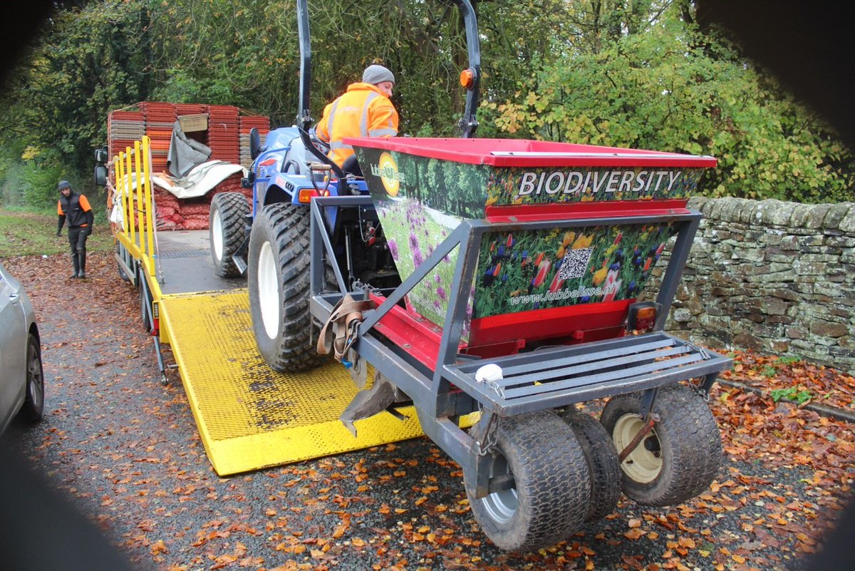 You may have seen the bulb planting team out and about in Bollington recently. After the success of the bulb planting which took place last Autumn, the Town Council decided to extend the spring display to other areas.