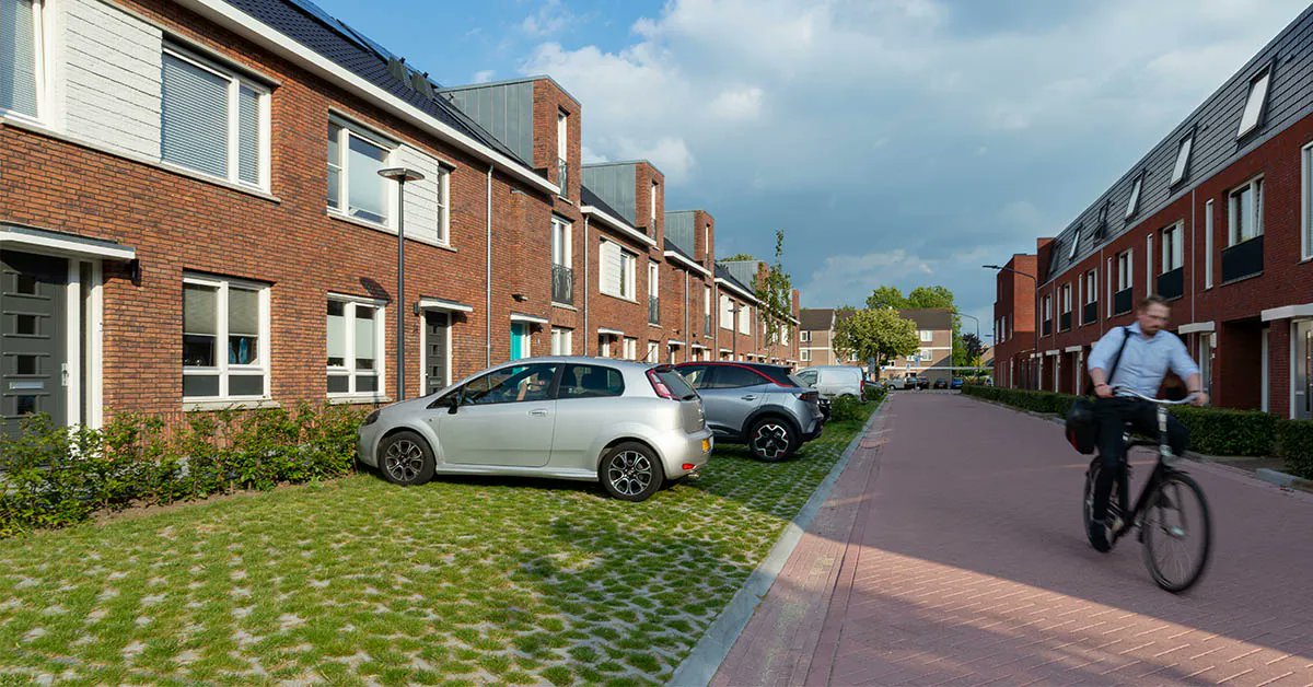 Het lijkt alweer een eeuwigheid geleden de zomer! Zonder jas op de fiets naar het werk. Deze foto is eind september gemaakt in Oosterhout. Wat een prachtig groen plaatje en dat voor zo'n nieuwbouw straat. <a href="/gemoosterhout/">Oosterhout</a> 

Daar worden wij blij van :)