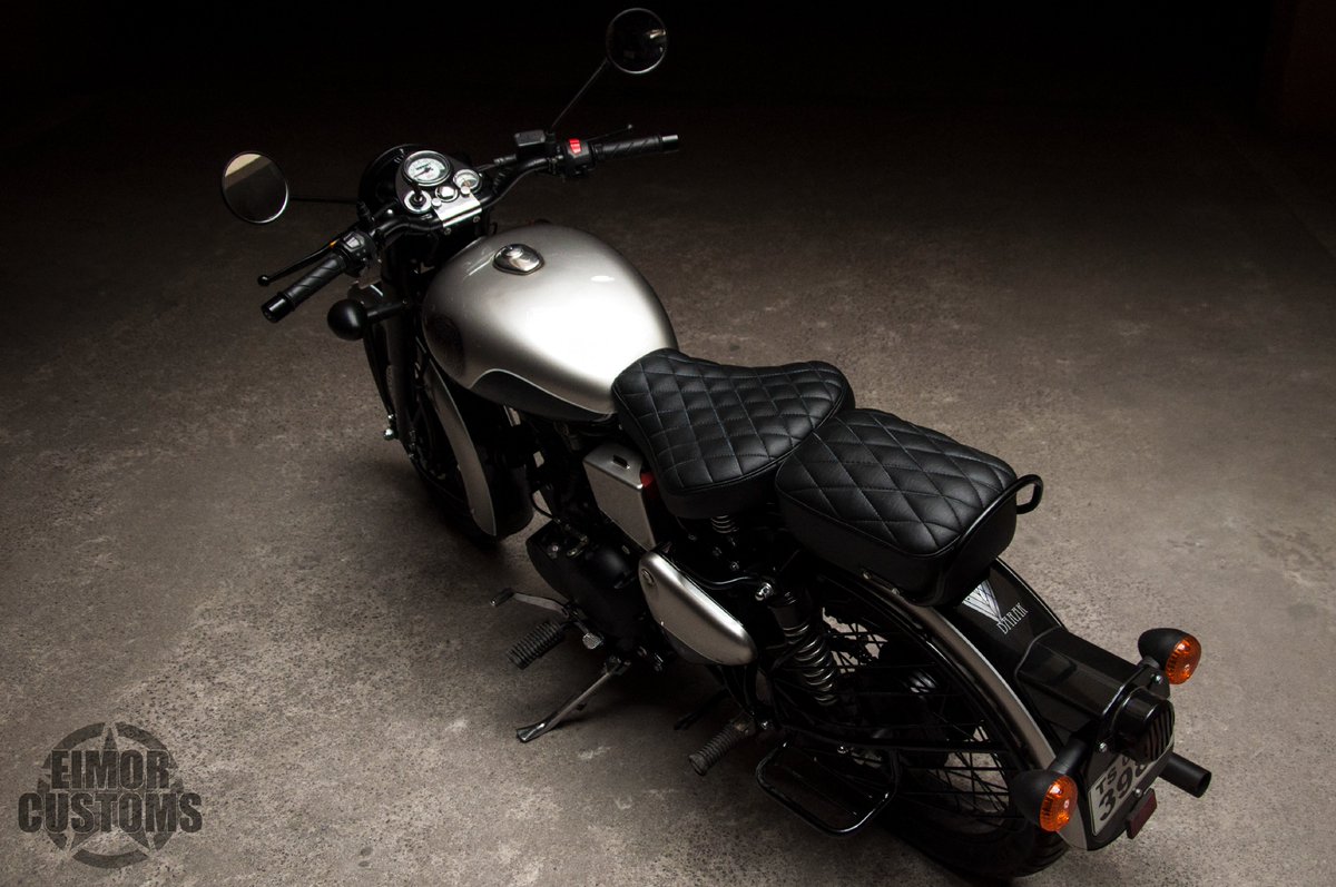EimorCustoms's tweet photo. ~ Custom painted Royal Enfield Classic 350 ~
Stone carving relief work can be seen airbrushed on the two sides of the tank. In addition to this new LED Headlight, new black indicators, and new seat upholstery makes it look fresh out of showroom look.#royalenfieldcustom #Eimor https://t.co/bR2iiHIC2T