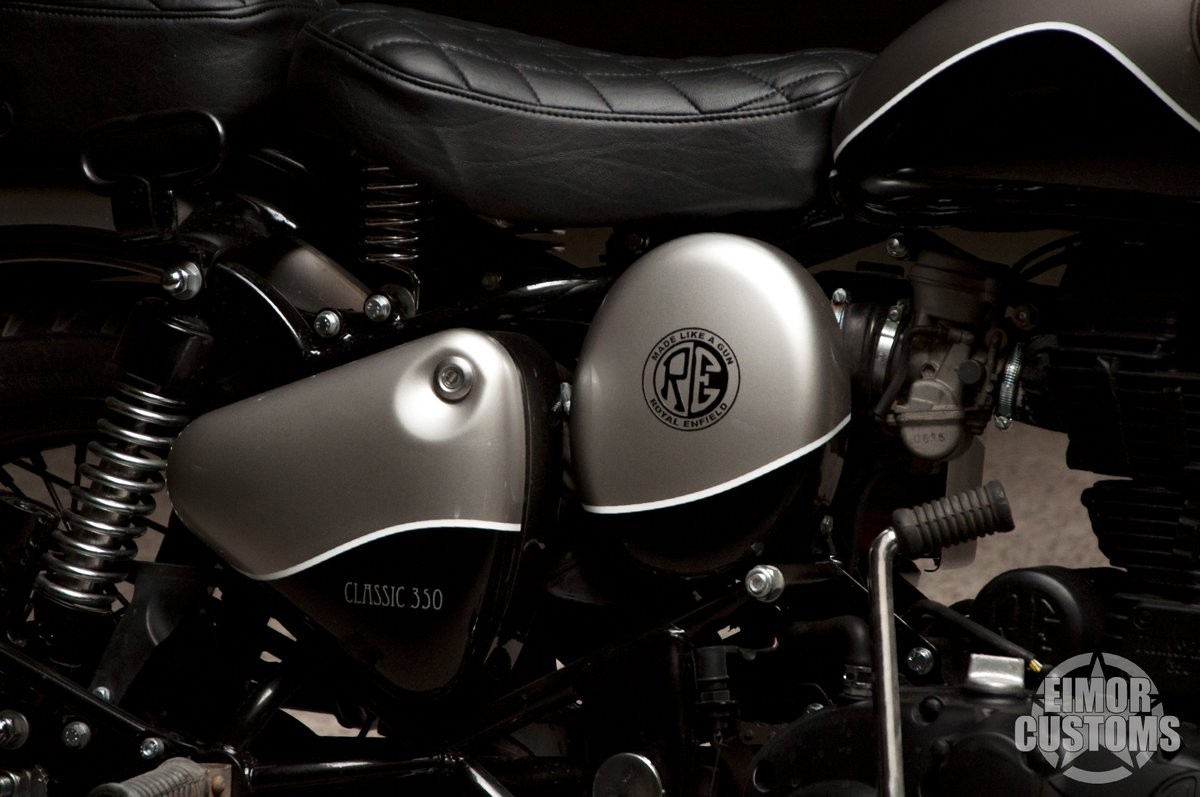 EimorCustoms's tweet photo. ~ Custom painted Royal Enfield Classic 350 ~
Stone carving relief work can be seen airbrushed on the two sides of the tank. In addition to this new LED Headlight, new black indicators, and new seat upholstery makes it look fresh out of showroom look.#royalenfieldcustom #Eimor https://t.co/bR2iiHIC2T