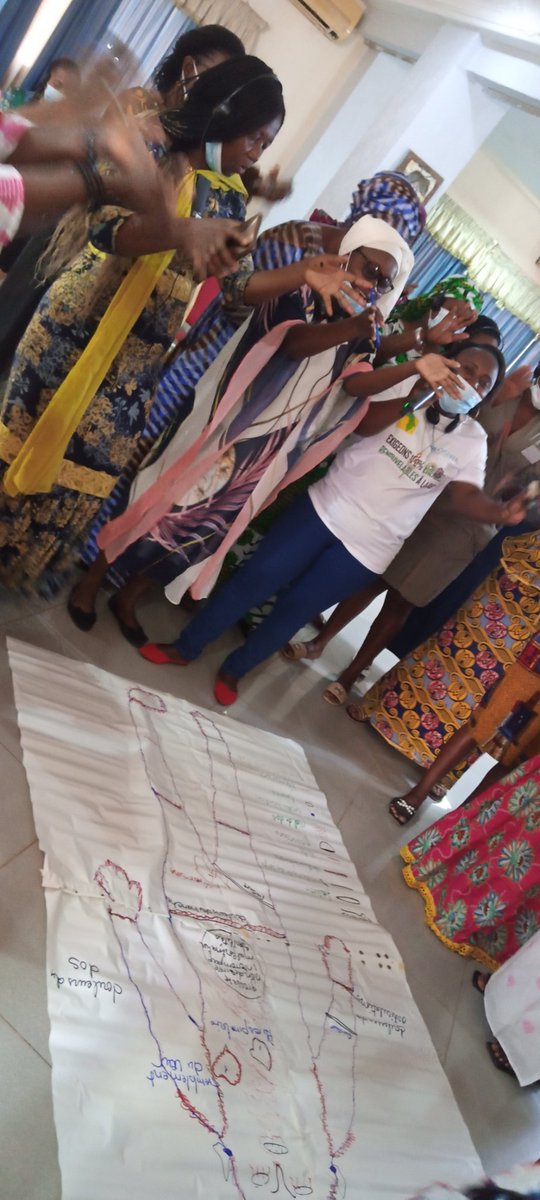 Jveivoire's tweet photo. Jour 2 : École féministe 
 
 L'activité 1 a consisté à faire une cartographie corporelle pour décrire les douleurs , les chocs que le corps de la femme subit afin comprendre ce qu'elle vit dans la société,leurs luttes et leurs résistances face  aux multinationales.
#Right2SayNo https://t.co/bflKhZQNaH