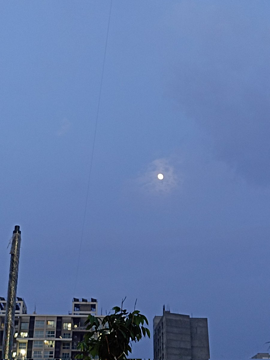 LakhpatiRachna's tweet photo. It's the moon you see!!! But wait there is a catch. Zoom in and zoom out & try to figure it out. Awaiting your creative replies. 👻
#twitter #justforfun #Moon #figureit #fun https://t.co/kuHS2g5go3
