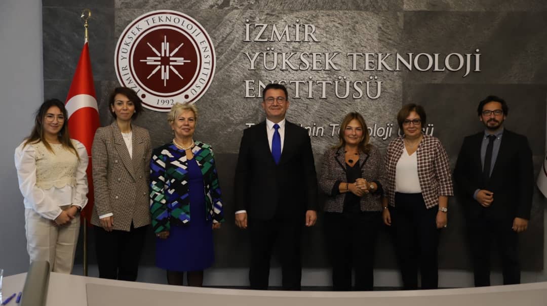 iyteedutr's tweet photo. Rektör @ProfYusufBaran, İYTE Toplumsal Sorumluluk Projeler Koordinatörü Dr. Ozan Uştuk ile birlikte @Koruncuk temsilcileri ile bir araya geldi. 
Toplantıda,korunmaya muhtaç çocuklara yönelik sosyal sorumluluk projelerinin arttırılmasının amaçlandığı iş birliği protokolü imzalandı https://t.co/Zq918BBZxm