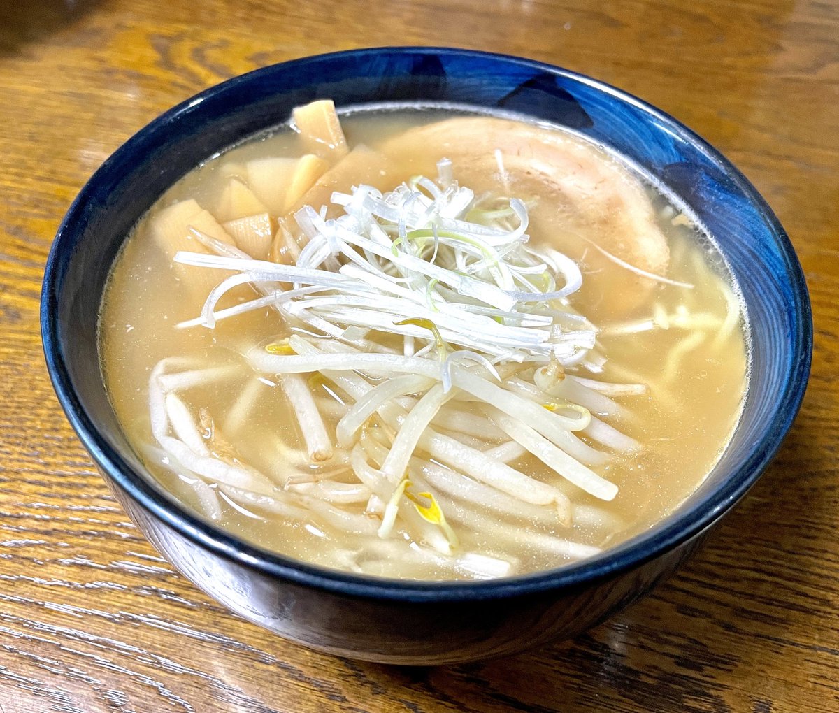 ttm_3333's tweet photo. 晩ごはんを食べても何か物足りない🤔そうだ！ラーメンだ！今宵は鶏出汁塩ラーメン🍜をチョイス。鶏の旨味、のど越しのイイ麺、止められない美味しさ😃
#ラーメン　#みや蔵　#秋田　#お取り寄せ　#ポコチャ　#コア特典 https://t.co/yI5PYAZcSz