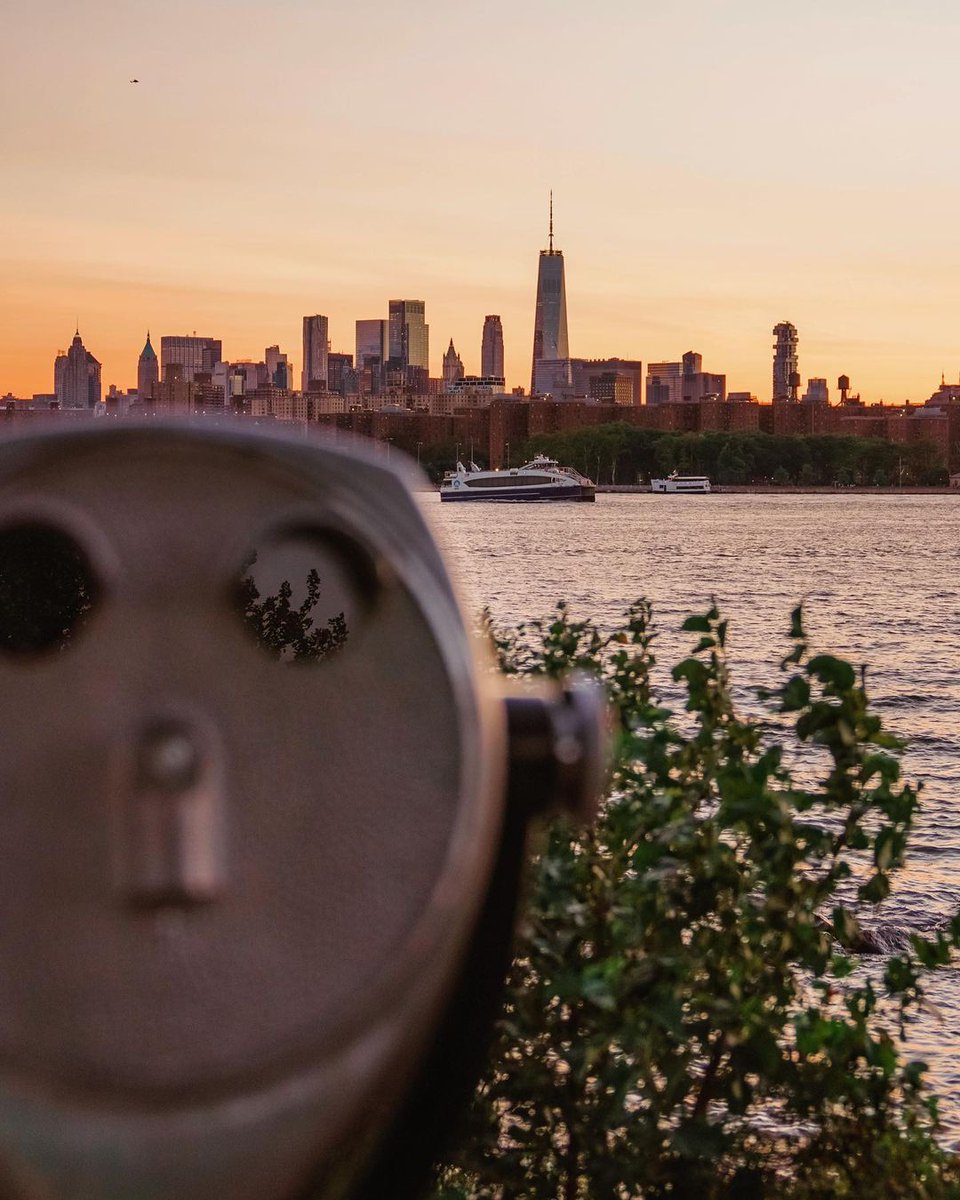 NYCferry's tweet photo. Take a closer look ✨
Head to https://t.co/Rp8vJADKlJ to plan your trip today!
📷: IG/imsny
#nyc #nycferry #explorenyc #travelnyc #ferryfall #cityviews https://t.co/fMb7CVCtXY
