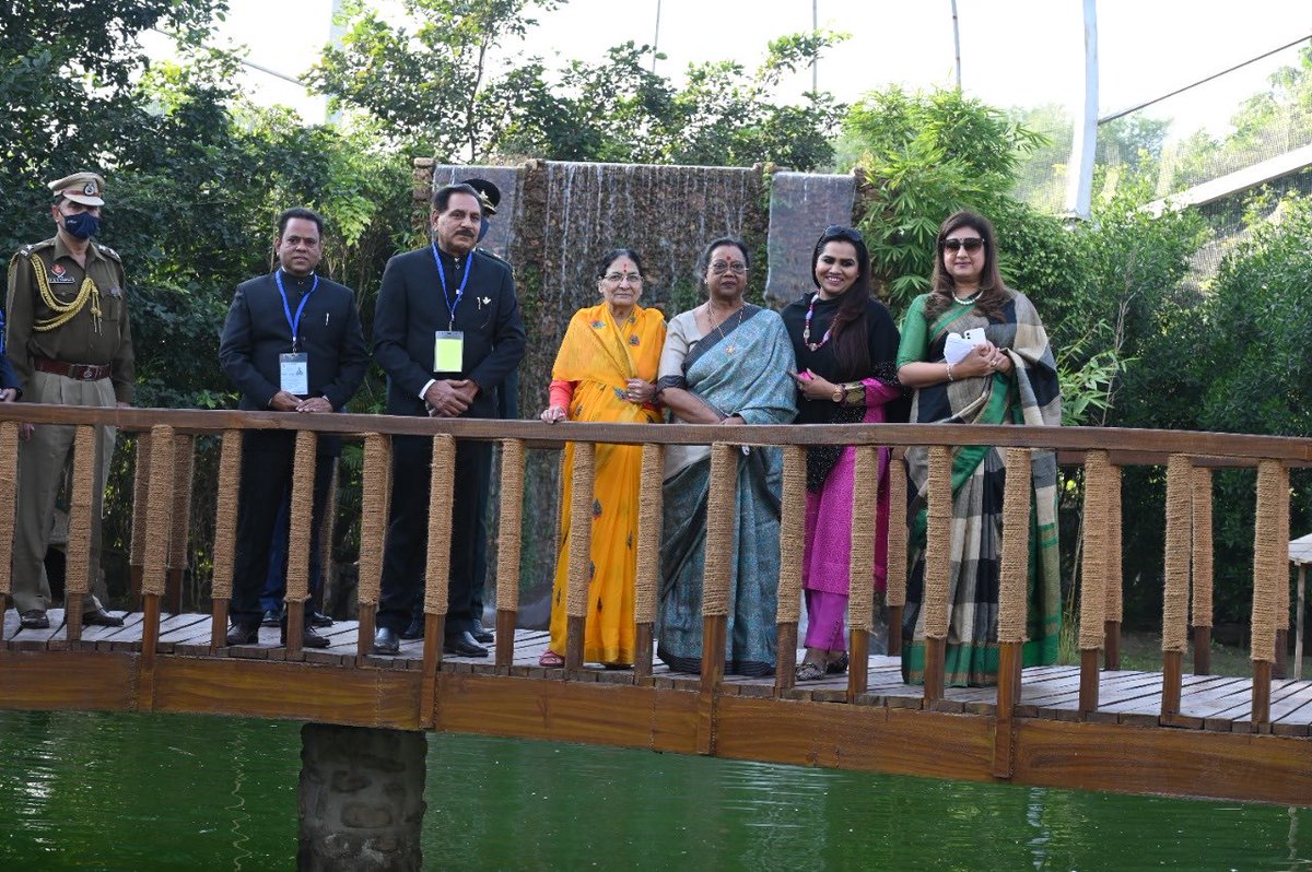 ddifs99's tweet photo. Delighted to share that the Hon'ble First Lady of #India Smt Savita Kovind @rashtrapatibhvn, inaugurated the walk through #aviaries developed by #Forest Dept. #Chandigarh. In the Presence of Smt Pushpa Devi Purohit
@moefcc @CZA_Delhi @DgpChdPolice @drqayumiitk https://t.co/893pJ72zGM