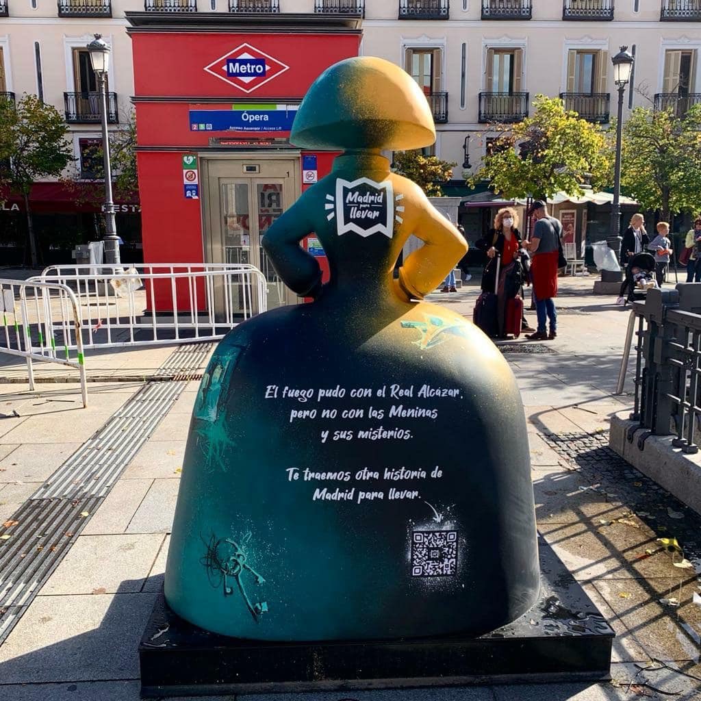 The_Graphics's tweet image. 📣Os presentamos a Gertru, la #menina de @Madridparallev una obra de Sara Velazquez  para @meninasmadrid en la que hemos aportado nuestro granito de arena: los vinilos de los textos y el código QR a través del cual podréis descubrir sus historias.
#thegraphics #vinilos #madrid