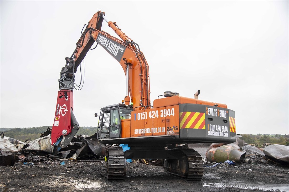 EarthmoversMag's tweet photo. S Evans and Sons invests in LaBounty shear for some demolition work at British Steel's Scunthorpe Steelworks in North Lincolnshire.

Read story ⬇️
https://t.co/ZwpuLkRXOL

-----
#earthmoversmagazine #labounty #bphattachments #britishsteel #demolition #manufacturing #Hitachi https://t.co/LjOJ1C8xJ8
