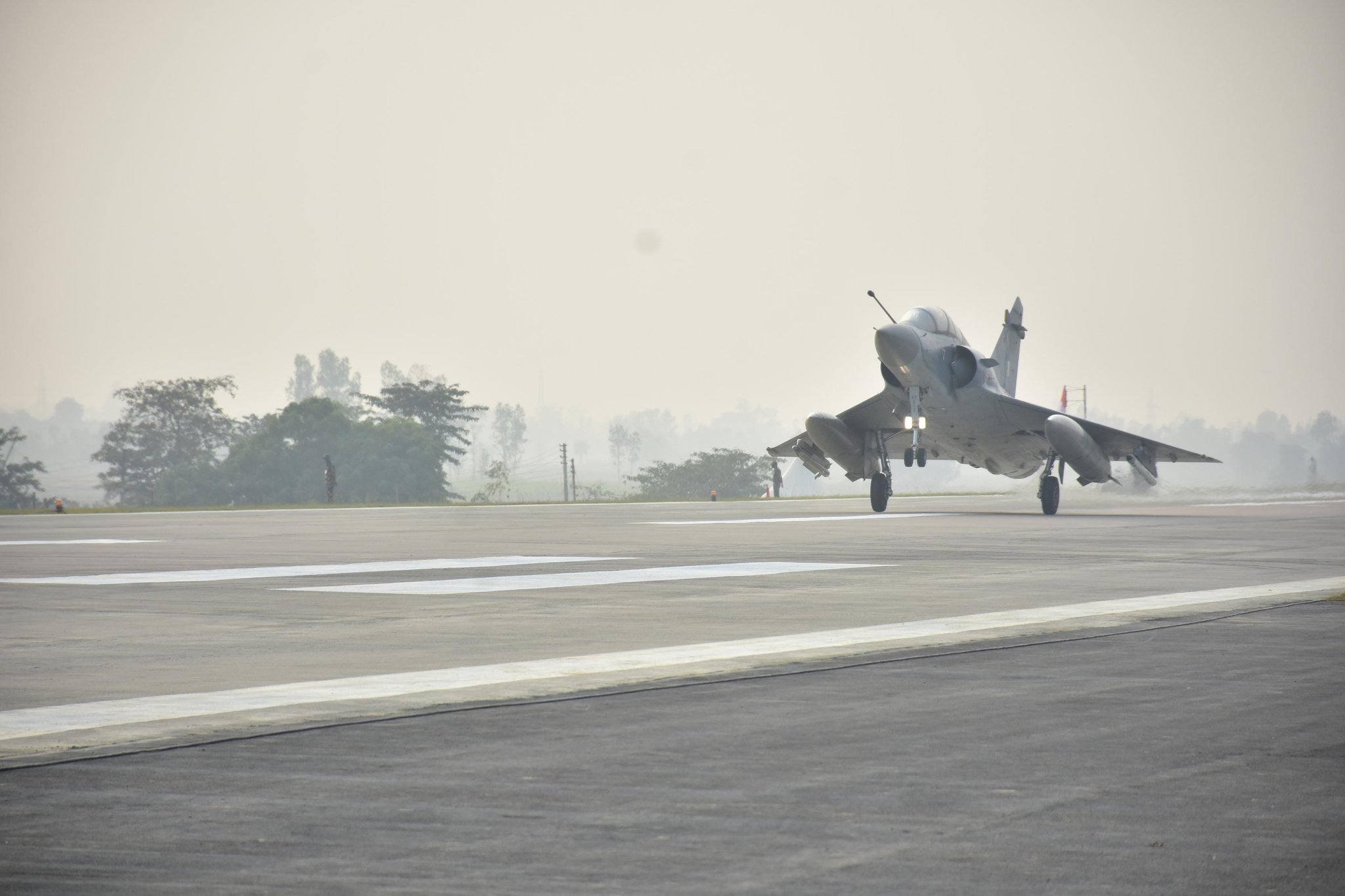 Mirage 2000-expressway landing