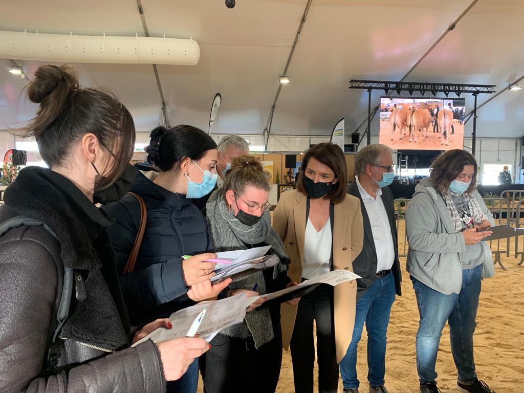 C_MORANCAIS's tweet photo. ✂️Lancement de @TechElevage à #LaRocheSurYon. Heureuse d’exprimer  ma reconnaissance à nos #agriculteurs toujours en première ligne au plus fort de la crise et de saluer leur volonté d’innover constamment pour mieux répondre aux défis environnementaux ! https://t.co/anuNSBcoRs