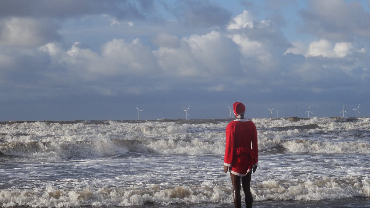 SteveMulville's tweet photo. #CopOut26
So what does @IronMenCrosby want for Christmas..? 
#ClimateAction
#reducedCO2
#morewindturbines
No better still..
No Christmas cards please..
150 million sent to landfill every year in 🇬🇧 UK..
Christmas 🎄
Tis the season to be wasteful... https://t.co/tPfajRMCMc