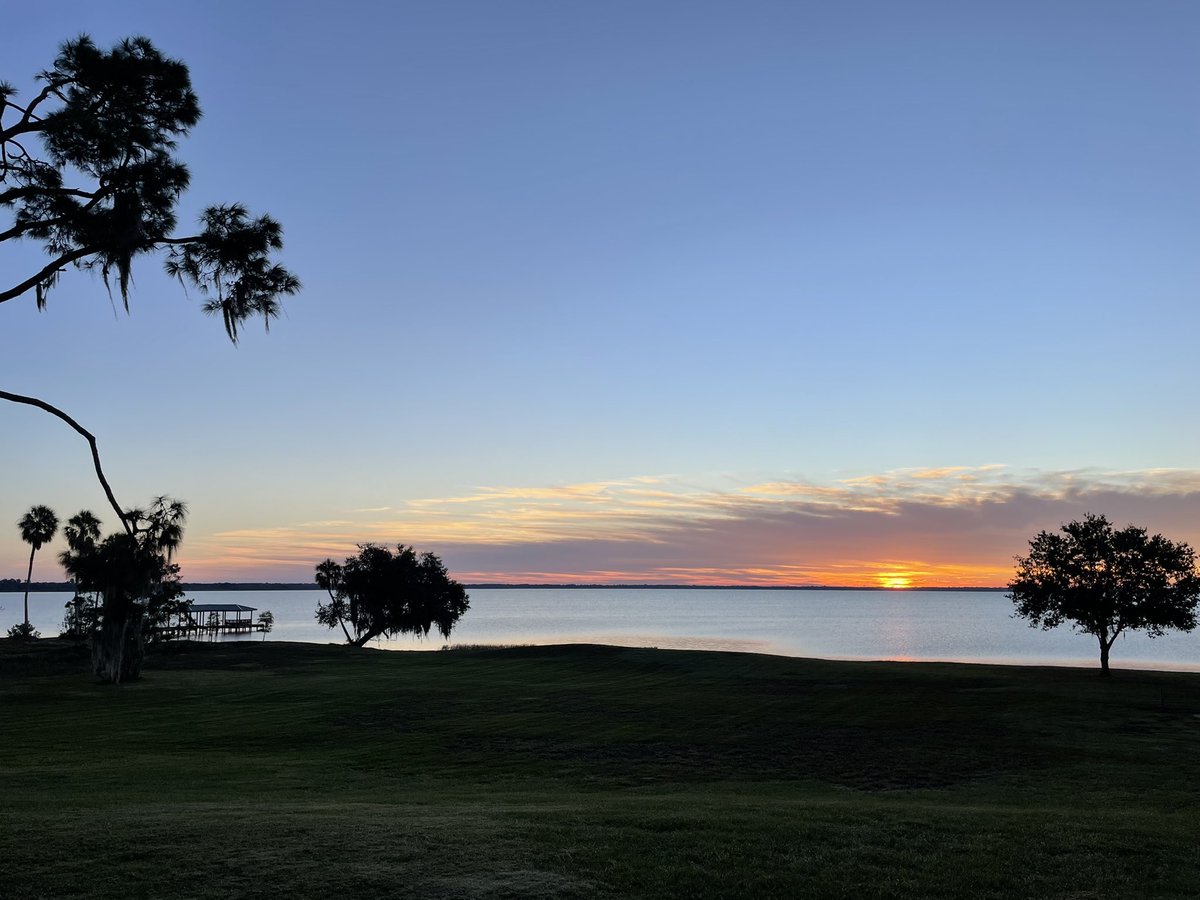 thelunarsawyer's tweet image. This view never gets old! Life on the lake at sunrise. 🌞

#lakelife #sunrise #Godswork