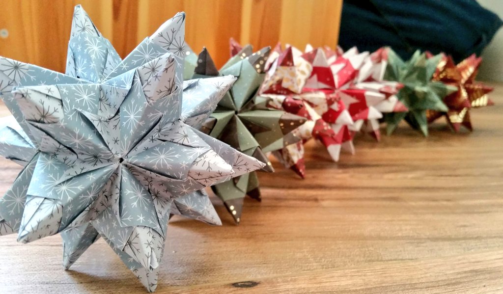 Nocturna_Kreat's tweet photo. I spent the past days on folding Bascetta-stars instead of drawing...
What a great alternative to spend ones time :D
(#art, #origami, #foldingpaper, #star, #bascetta) https://t.co/dHUdX5Mt2i