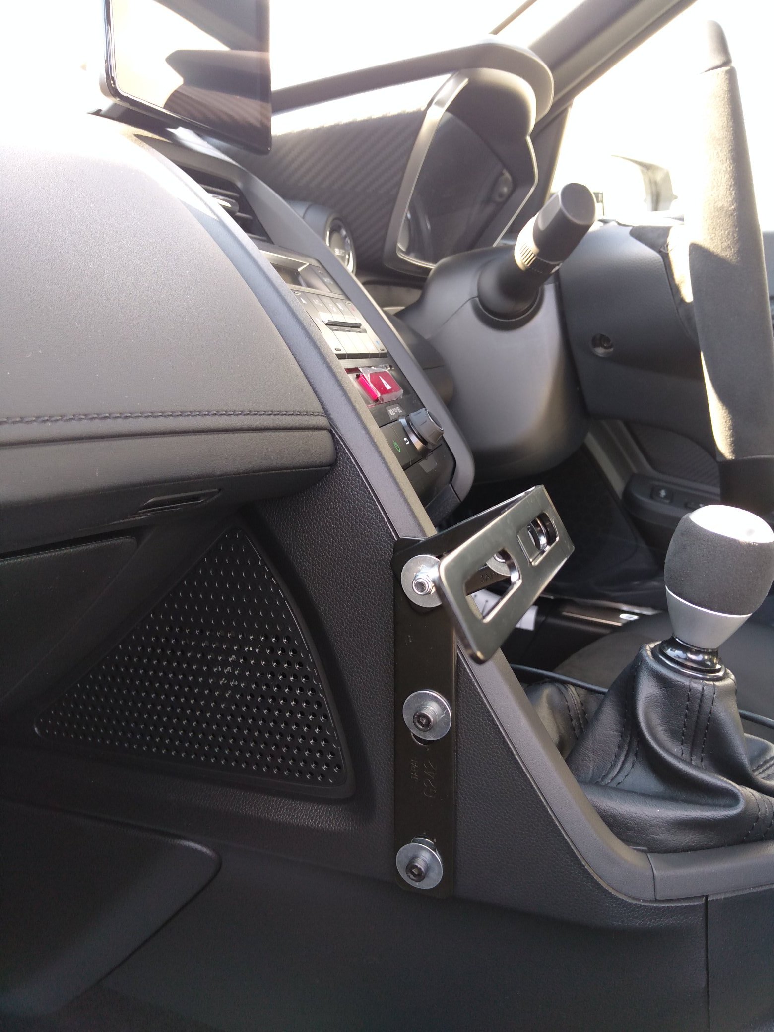かけぴ 片隅さん オラ 退勤したらs660に自作スマホホルダー付けるんだ W ｽﾔｧ 未完 ワッシャーも黒くしたいし ついでにドリンクホルターも付けたい てゆーか 純正のネジ穴65mm間隔って 自転車用のボトルケージを付けて下さいって事ですよね