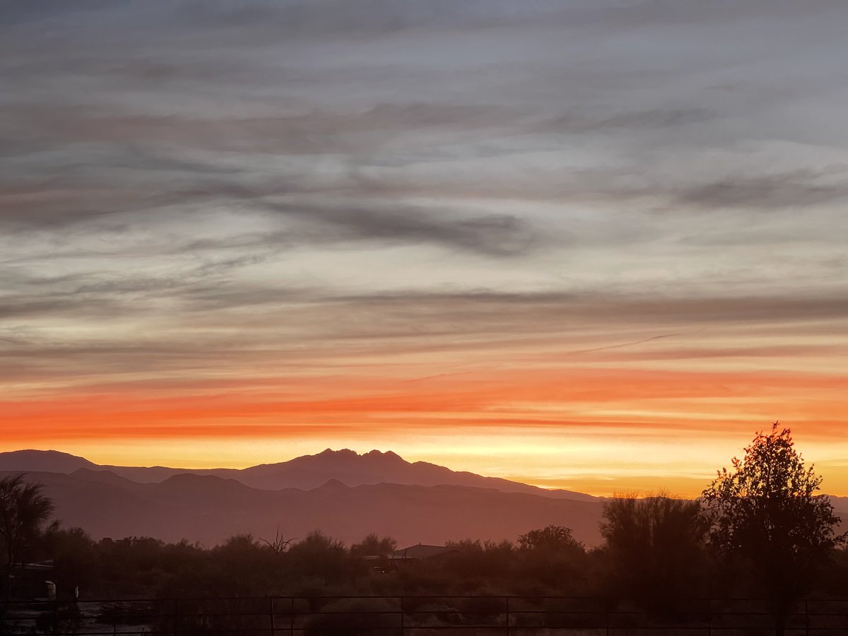 bschlenker's tweet photo. Sun painting the sky this morning
#goodmorningaz #Sunrise #azfamily https://t.co/oT9BErnccH