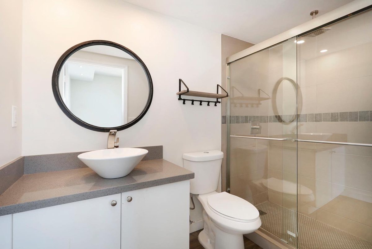 GravityRealty's tweet photo. JUST LISTED IN COCONUT GROVE: Buying your first home? Visit Miami often and prefer not to stay at hotels? This remodeled, well-spaced condo with skyline views is your answer! 3051 SW 27 Ave, Unit 503 | $200,000 | 1 Bed | 1 Bath | $208 HOA Fee | https://t.co/jz1ymqqxYT https://t.co/QUVkv2Ff7B