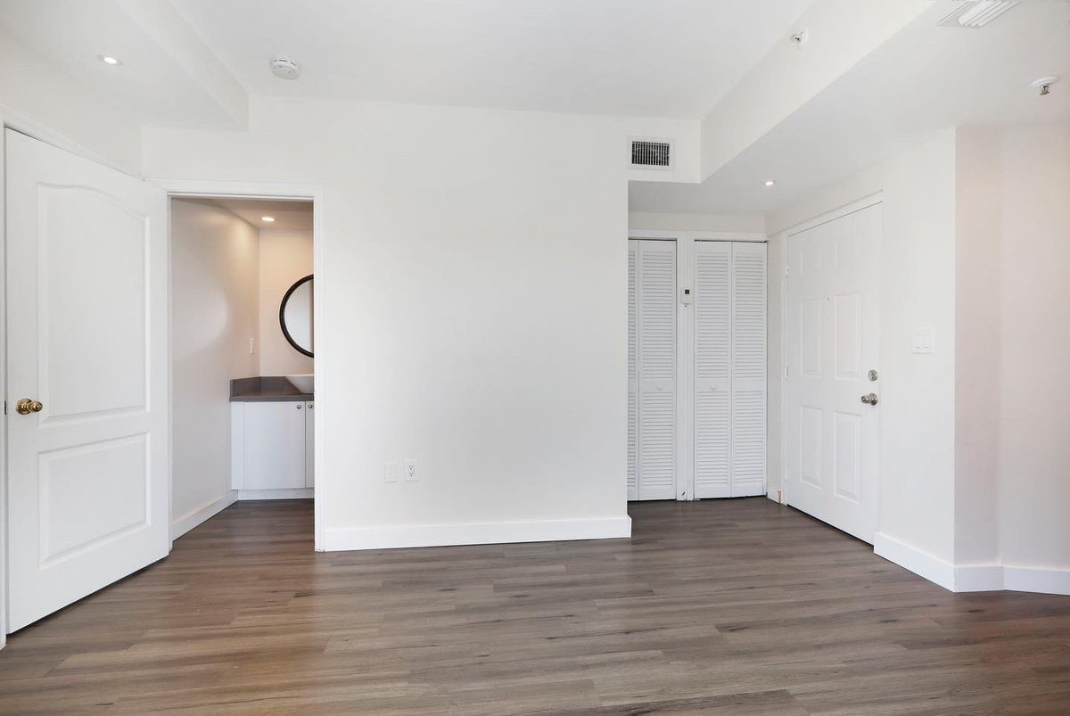 GravityRealty's tweet photo. JUST LISTED IN COCONUT GROVE: Buying your first home? Visit Miami often and prefer not to stay at hotels? This remodeled, well-spaced condo with skyline views is your answer! 3051 SW 27 Ave, Unit 503 | $200,000 | 1 Bed | 1 Bath | $208 HOA Fee | https://t.co/jz1ymqqxYT https://t.co/QUVkv2Ff7B