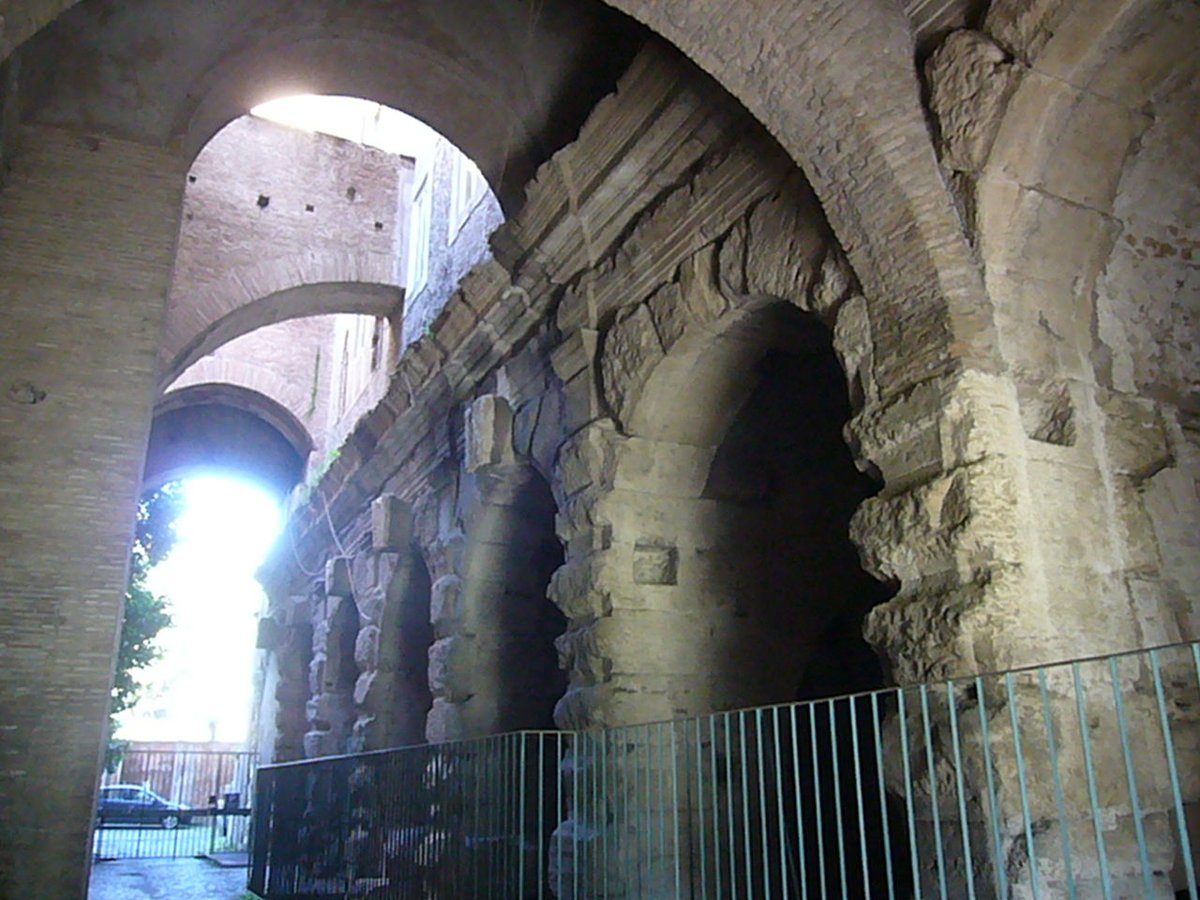 ItaliaStoria's tweet photo. Il tempio del divo Claudio sul colle Celio a Roma. L'imponente struttura è stata riutilizzata dal monastero adiacente alla basilica di Giovanni e Paolo (vedere la base del bel campanile e le fondamenta). #Roma #Archeologia #storiaromana #Celio https://t.co/2IENwpcmAc