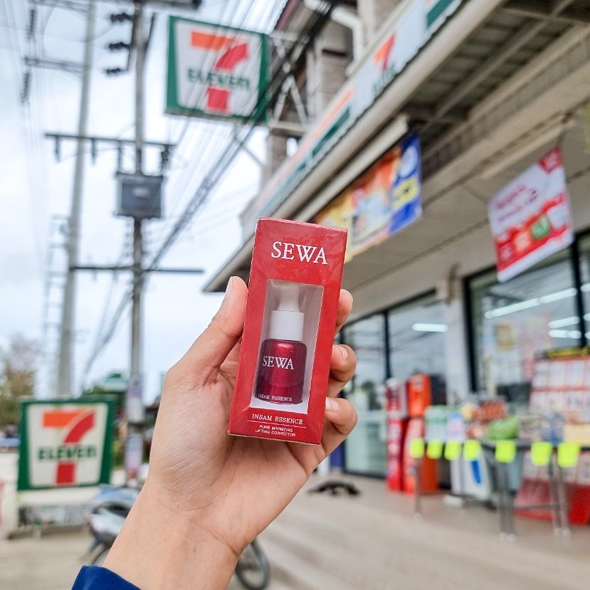 JammyRaksa's tweet photo. ช่วงจัดงานแต่งคือผิวโทรมมาก เลยรีบไปจัด Sewa insam essence น้ำโสมเซวา #firstcare ขนาดใหม่ 10 ml✨เตรียมผิวก่อนลงบำรุงตัวอื่นๆ มีกลิ่นโสม ช่วยลดการระคายเคือง ให้ผิวชุ่มชื่น ปรับสมดุลผิว ช่วยเรื่องรูขุมขน ผิวแพ้ง่ายใช้ได้ 99฿📍ตจว ก็หาซื้อได้ที่ 7-11 #firstessence #ใช้จริงรีวิวจริง https://t.co/cTLgTKpc3S