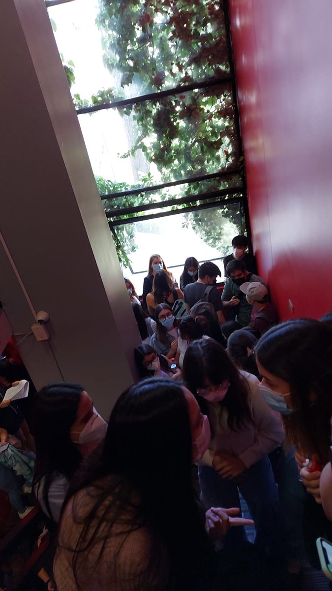 Rulos_nda's tweet photo. Asi se vive la vuelta a clases para rendir evaluaciones en la UNAB...
Que paso con el protocolo?, la Universidad no esta haciendo nada respecto a las medidas sanitarias😐
@SeremiSaludRM @chilevision @tele13alahora @meganoticiascl @adnradio @DEGREYD_MINSAL #Funab #COVID19 https://t.co/gmydzhbN3H