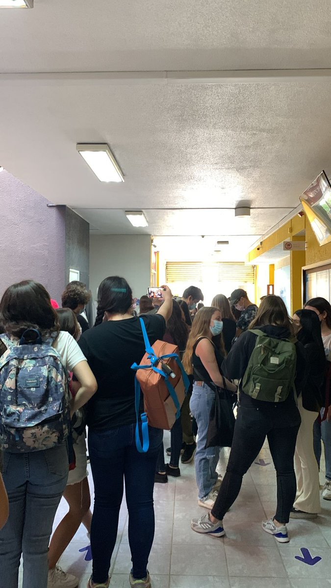 Rulos_nda's tweet photo. Asi se vive la vuelta a clases para rendir evaluaciones en la UNAB...
Que paso con el protocolo?, la Universidad no esta haciendo nada respecto a las medidas sanitarias😐
@SeremiSaludRM @chilevision @tele13alahora @meganoticiascl @adnradio @DEGREYD_MINSAL #Funab #COVID19 https://t.co/gmydzhbN3H