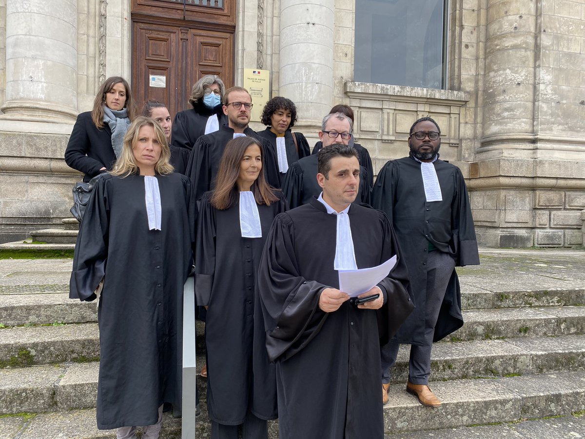 Mobilisation des avocats du <a href="/BarreauTulle/">BARREAU DE TULLE</a> pour la protection du #secretprofessionnel, menacé, selon eux, par le texte du projet de loi pour la confiance dans l’institution judiciaire adopté en commission mixte paritaire le 21 octobre. Ils dénoncent “un recul de l’Etat de droit”.