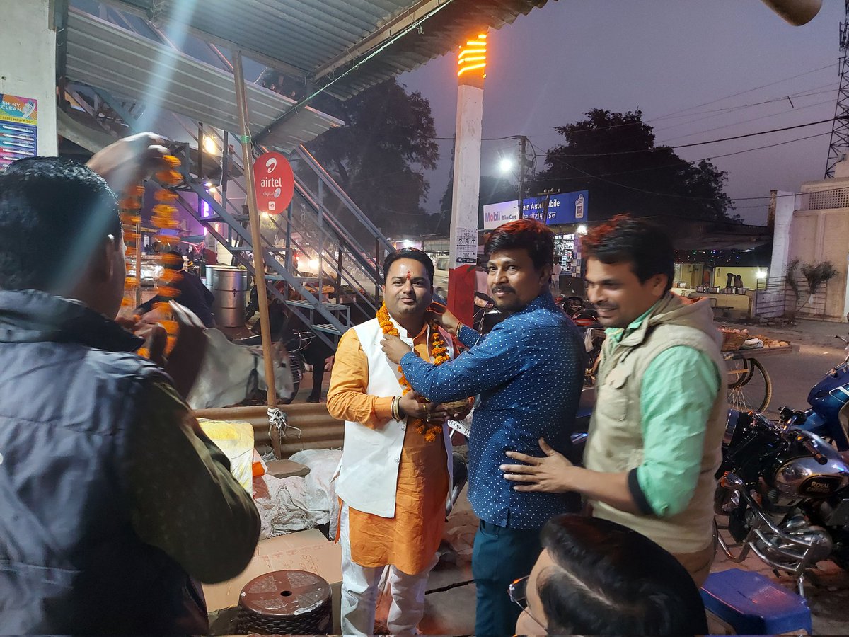 HariomS40324833's tweet photo. प्रिय छोटे भाई @Saurabhsoni08 जी को ज़िलाध्यक्ष पिछड़ा वर्ग मोर्चा बनाए जाने पर आज अपने प्रतिष्ठान पर स्वागत किया एवं बधाई दी ! https://t.co/s9TqFDsyf8