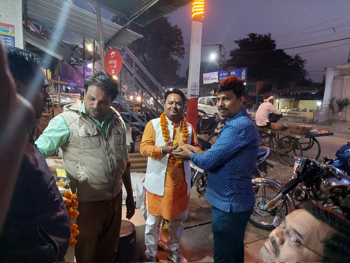HariomS40324833's tweet photo. प्रिय छोटे भाई @Saurabhsoni08 जी को ज़िलाध्यक्ष पिछड़ा वर्ग मोर्चा बनाए जाने पर आज अपने प्रतिष्ठान पर स्वागत किया एवं बधाई दी ! https://t.co/s9TqFDsyf8