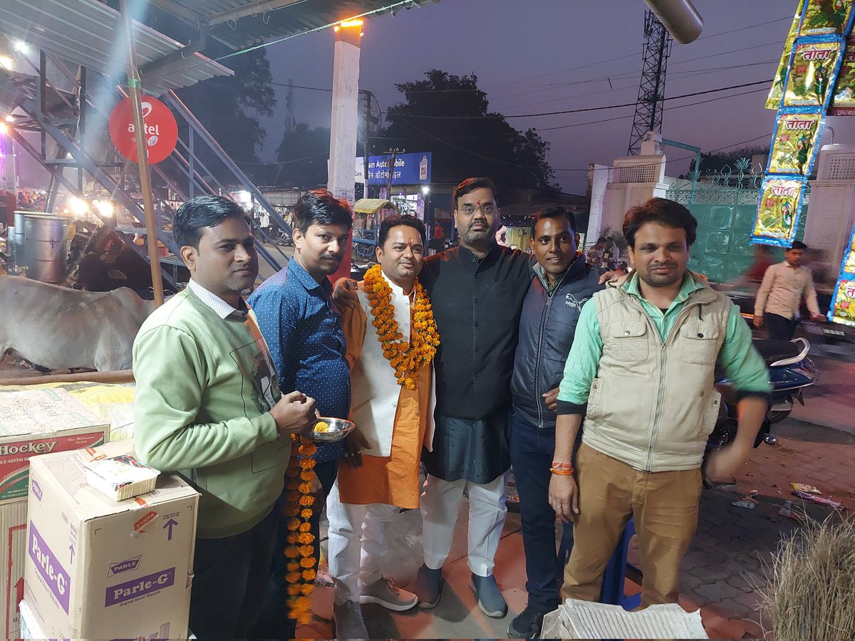 HariomS40324833's tweet photo. प्रिय छोटे भाई @Saurabhsoni08 जी को ज़िलाध्यक्ष पिछड़ा वर्ग मोर्चा बनाए जाने पर आज अपने प्रतिष्ठान पर स्वागत किया एवं बधाई दी ! https://t.co/s9TqFDsyf8